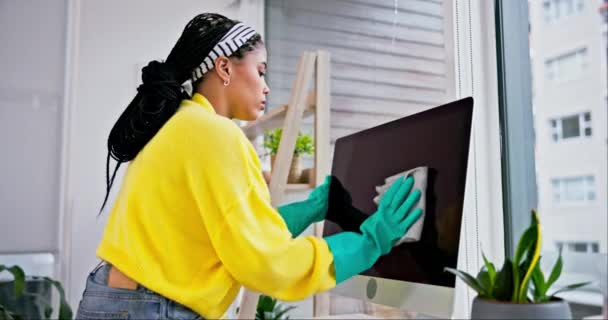 Mulher Computador Tela Limpeza Para Rotina Higiene Poeira Bem Estar — Vídeo de Stock