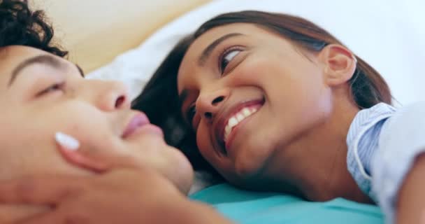 Liefde Glimlach Koppel Bed Met Gelukkig Gesprek Ontspan Terwijl Samen — Stockvideo
