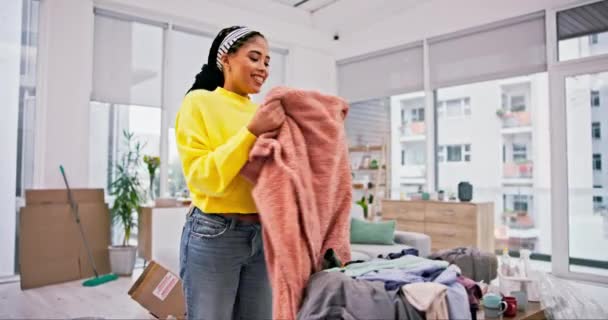 Pranie Szczęśliwy Kobieta Zapach Ubrania Uśmiechem Sprzątania Wiosenne Sprzątanie Pranie — Wideo stockowe