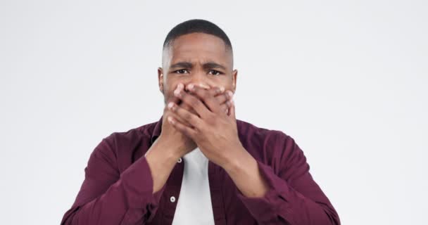 Asustado Sorpresa Rostro Hombre Negro Estudio Aislado Sobre Fondo Blanco — Vídeos de Stock