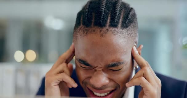ビジネスマン 頭痛の痛み ラップトップで不安 垂直と脳霧の危機 燃え尽き ストレス 片頭痛でコンピュータで働くアフリカの従業員 — ストック動画