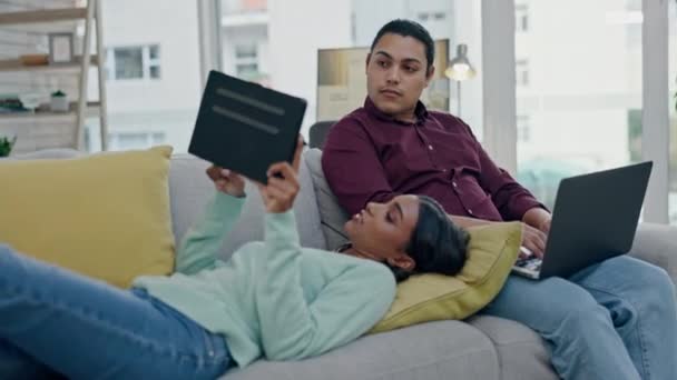 Technik Entspannung Und Internet Mit Einem Paar Auf Einem Sofa — Stockvideo
