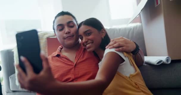 Yeni Evdeki Mutlu Çiftin Selfie Kutuları Var Öpüşüyorlar Emlak Yatırım — Stok video