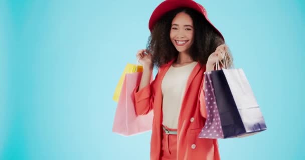 购物袋和舞蹈与女人的脸在工作室的精品 零售和衣柜 具有蓝色背景的客户肖像的产品 选择和时尚 用于促销 礼品和销售 — 图库视频影像