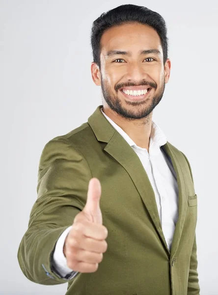 快乐的亚洲男人 肖像和大拇指在胜利 成功或感谢你在一个白色的工作室背景 生意人的笑带着类似的表情 同意或同意 干得好或赞成 — 图库照片