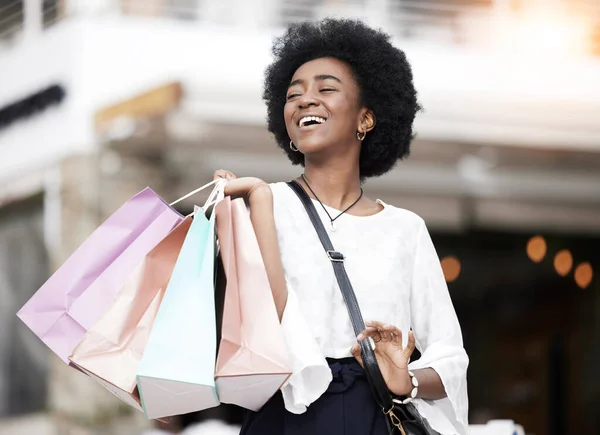 Saco Compras Cliente Feliz Mulher Negra Andando Livre Uma Cidade — Fotografia de Stock