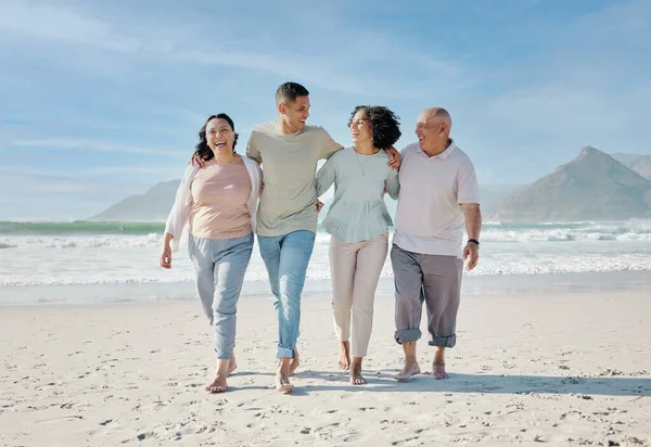 家族は 夏休みや自然の中で休暇のために一緒にビーチを歩いています ハッピー 海との夏の結合のための高齢者 息子または娘と旅行 — ストック写真