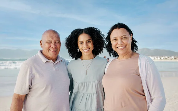ビーチで女性とシニアの両親の肖像画 笑顔とオーストラリアの熱帯夏の休日に抱擁 オーシャン バケーションサン 青い空 水と愛と幸せな家族と一緒に島旅行 — ストック写真