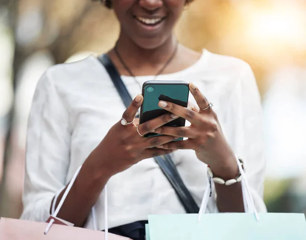 Kobieta Outdoor Telefon Torbą Zakupy Dla Commerce Sprzedaż Mody Aktualności — Zdjęcie stockowe