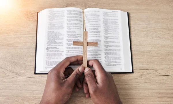 Bible Reading Cross Hands Book Religion Study Home Worship Spiritual — Stock Photo, Image
