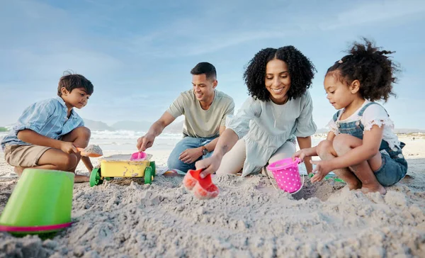 Parents Kids Sandcastle Beach Bucket Digging Bonding Outdoor Vacation Summer — Stock Photo, Image