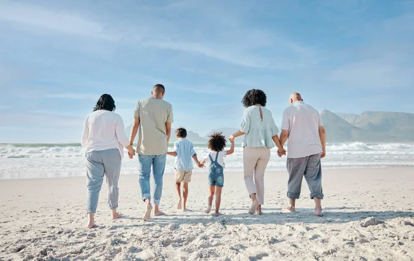 Familia Tomados Mano Relajarse Aire Libre Una Playa Con Amor —  Fotos de Stock