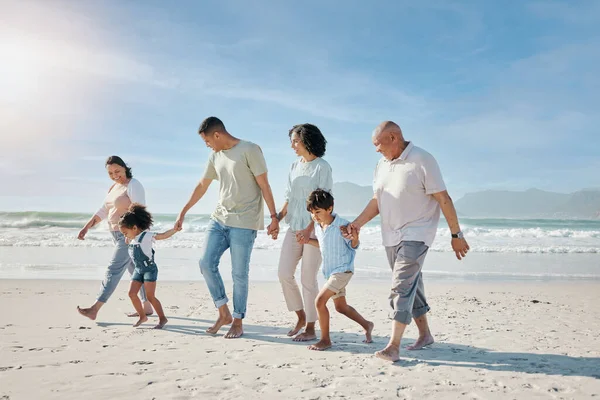 Familia Tomarse Mano Caminar Aire Libre Una Playa Con Amor —  Fotos de Stock