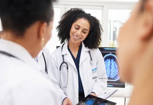 Mujer Feliz Médico Tableta Con Exploración Cerebral Neurología Atención Médica —  Fotos de Stock