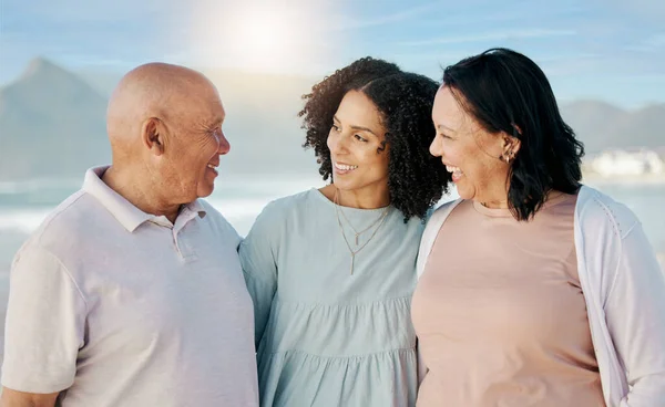 Glücklich Strand Und Frau Mit Ihren Eltern Familienurlaub Urlaub Oder — Stockfoto