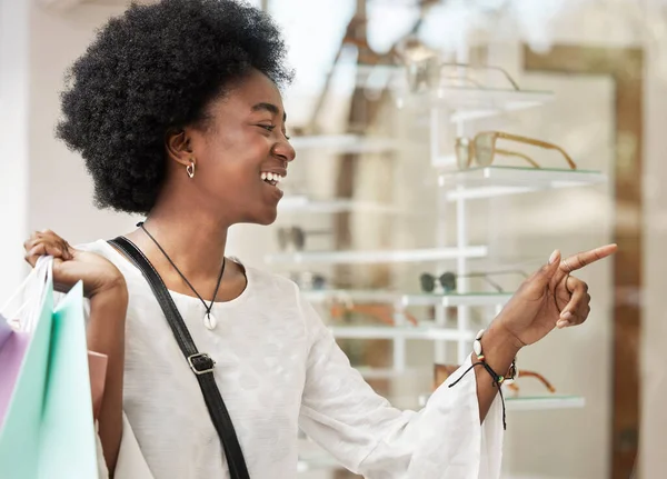 ラグジュアリー オプトメトリーストア 幸福の選択 小売の顧客 ショッピングと黒人女性 クライアント 買い物客 アフリカの人は メガネを購入します スプリーとのディスカウント契約と決定 — ストック写真