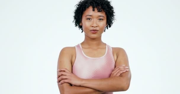 Portrét Cvičení Žena Zkříženýma Rukama Seriózní Zdravý Model Bílém Pozadí — Stock video