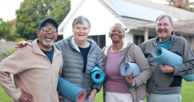 Yüz, mutlu ya da kıdemli arkadaşlar birlikte sağlık, sağlık ya da emeklilik eğitimi alıyorlar. Kadınlar, olgun erkekler ya da parkta gururlu yaşlı insanlar grup yoga antrenmanına hazırlar..