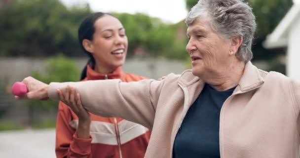 Fitness Motion Och Tränare Med Äldre Kvinna Utomhus För Hantelträning — Stockvideo