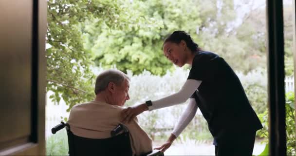 庭の車椅子の屋外で介護者 自然とリラックスするために 退職後の家で看護師 高齢者 医療従事者 障害者を支援するため — ストック動画