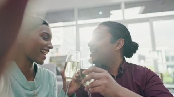 Toast Casă Nouă Sau Cuplu Fericit Sărbătoresc Selfie Pentru Proprietăți — Videoclip de stoc