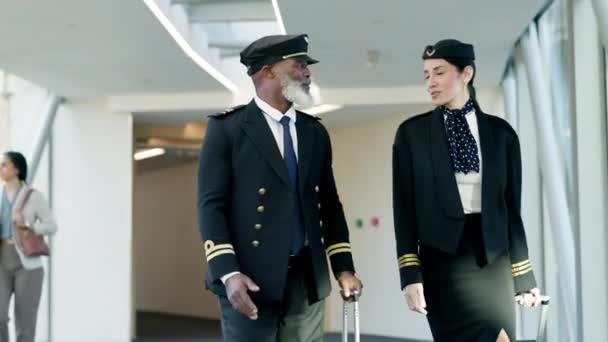 Aéroport Parler Pilote Marchant Avec Une Hôtesse Air Pour Communication — Video