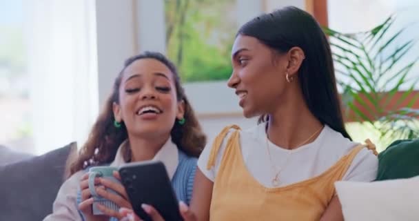 Σπίτι Γυναίκες Και Φίλοι Ένα Smartphone Συνομιλία Και Χαλαρώσετε Σύνδεση — Αρχείο Βίντεο