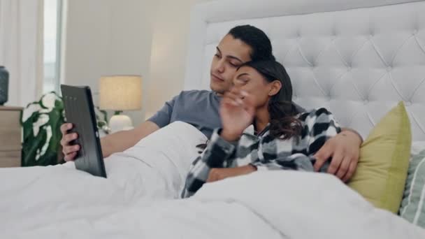 Пара Планшет Розслабитися Домашньому Ліжку Пошуку Інтернету Соціальних Медіа Щасливий — стокове відео