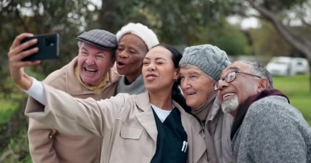 Bakıcı Yaşlı Insanlar Selfie Dışarıda Yaşlı Bakımı Sağlığı Sağlık Temiz — Stok video