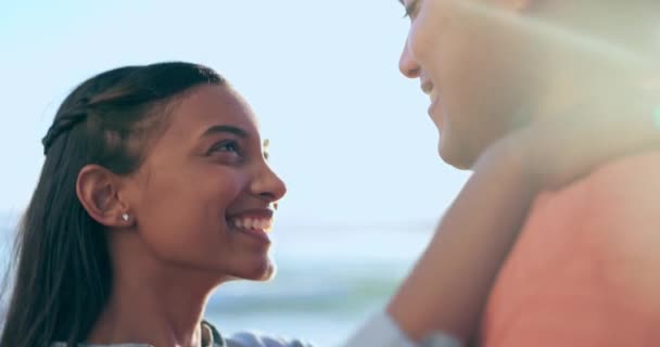 Miłość Szczęśliwy Lato Parą Plaży Wakacje Podróży Pocałunek Więzi Uśmiech — Wideo stockowe