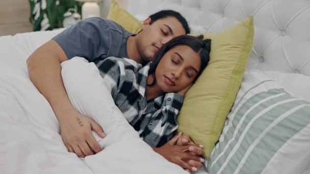 Cansado Relajarse Pareja Durmiendo Cama Tomados Mano Para Conexión Romance — Vídeos de Stock