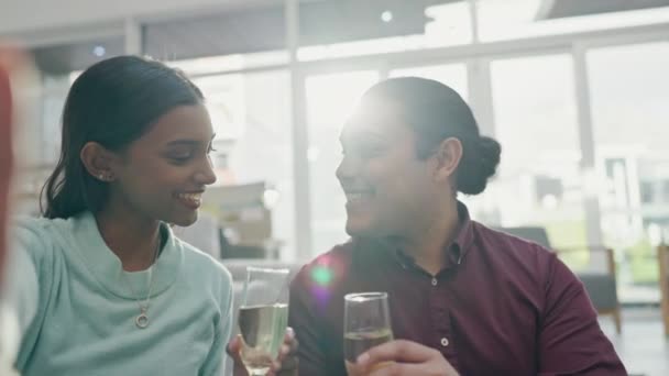 亲吻一对夫妇在家里一起庆祝他们的约会周年 与年轻人一起 在搬家后的新居中 香槟和成功 — 图库视频影像