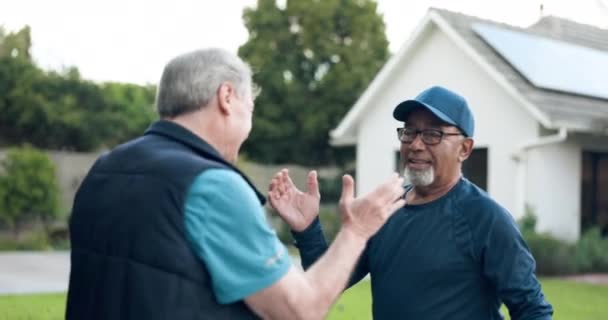上了年纪的朋友 拥抱和问候户外的房子 连接和见面在一起 上了年纪的男人 握手拥抱 笑着拥抱 关心和欢迎退休后在后院重逢 — 图库视频影像