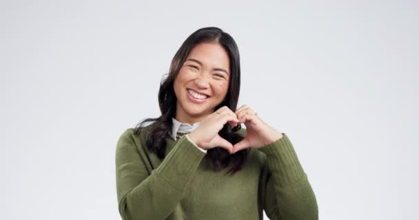 Corazón Manos Cara Mujer Estudio Para Agradecerte Gesto Feliz Amabilidad — Vídeos de Stock