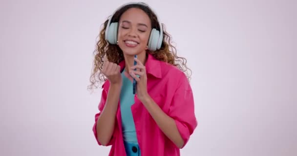 Twarz Kobiety Śpiew Taniec Słuchawkami Studio Aby Uczcić Wolność Imprezę — Wideo stockowe