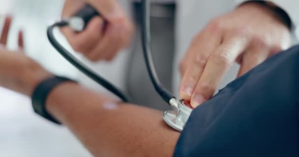 Arzt Patient Und Stethoskop Arm Für Blutdruck Medizinische Beratung Und — Stockvideo