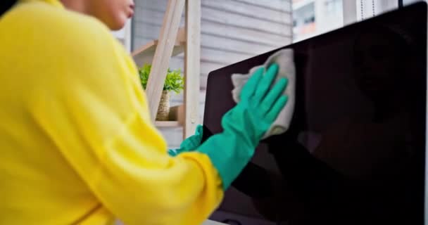 在家庭办公室里用手 电脑和清洁器检查灰尘 健康或细菌的卫生习惯 家庭服务中的个人 织物和桌上型技术 灰尘和病毒安全用布 — 图库视频影像