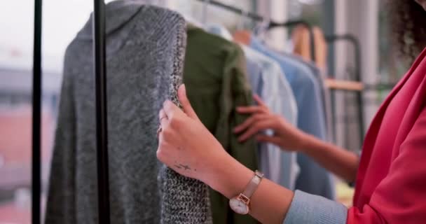 Магазины Розничная Торговля Женщины Выбором Одежды Стеллажах Продажи Скидки Продвижение — стоковое видео