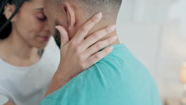 Knus Par Closeup Hjem Med Smil Fra Kærlighed Ægteskab Støtte – Stock-video