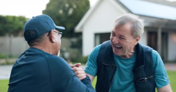 シニアの友人 挨拶し 家でアウトドアを抱き 面白く 一緒に笑っています 高齢者 そして裏庭での引退の再会へようこそ — ストック動画