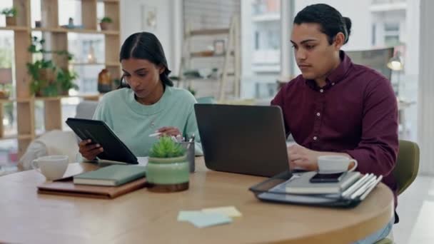 Вітальня Ноутбук Пара Бюджетного Планування Дослідження Боргів Іпотечних Платежів Допомогою — стокове відео