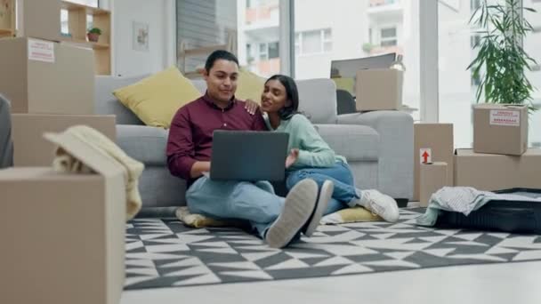 Dizüstü Bilgisayar Yeni Mutlu Çift Dairede Emlak Emlak Alışverişi Yapmaktan — Stok video