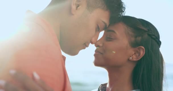 Любов Посмішка Поцілунок Парою Пляжі Літніх Канікул Подорожей Язків Щасливий — стокове відео