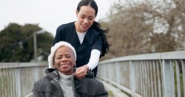 Bakıcı, tekerlekli sandalye ve parktaki yaşlı kadın, bahçe ya da köprüdeki açık hava. Hemşire, engelli olan ve sağlık, sağlık ve fizik tedavi, destek ve rehabilitasyon için yürüyen kişi.
