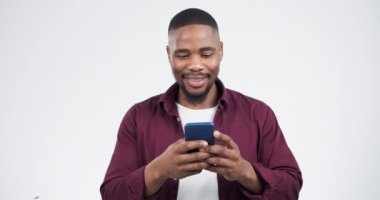 Telefon, mesaj ve siyah adam stüdyoda gülüyor. Gri arka plandaki komik, sosyal medya paylaşımı için. Smartphone, uygulama ve Afrikalı erkek modelleri çevrimiçi mim için, metin iletişimi ile yayın veya şaka.
