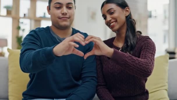 Kalp Eller Çift Koltukta Mutlu Güven Ilişki Şükranlarını Evlerinde Sunuyorlar — Stok video