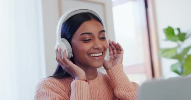 Dans Koptelefoon Jonge Vrouw Woonkamer Luisteren Naar Muziek Afspeellijst Radio — Stockvideo