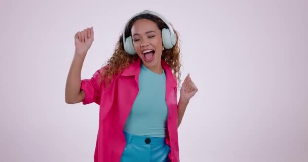 Gelukkige Vrouw Dansend Luisterend Naar Muziek Hoofdtelefoon Viering Tegen Een — Stockvideo