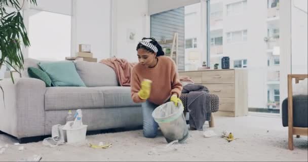 垃圾箱和垃圾与妇女在客厅卫生 管家和细菌 女佣和洗涤剂公寓内人员的化学品 卫生和消毒 — 图库视频影像