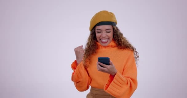 Счастливая Женщина Телефон Победа Празднике Хорошие Новости Продвижение Службе Фоне — стоковое видео